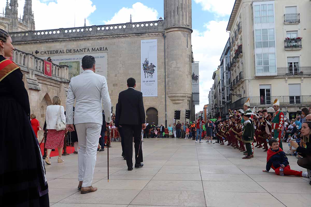 Fotos: Pregón infantil, danzantes, gigantillos y gigantones y el himno a Burgos en una mañana de tradiciones