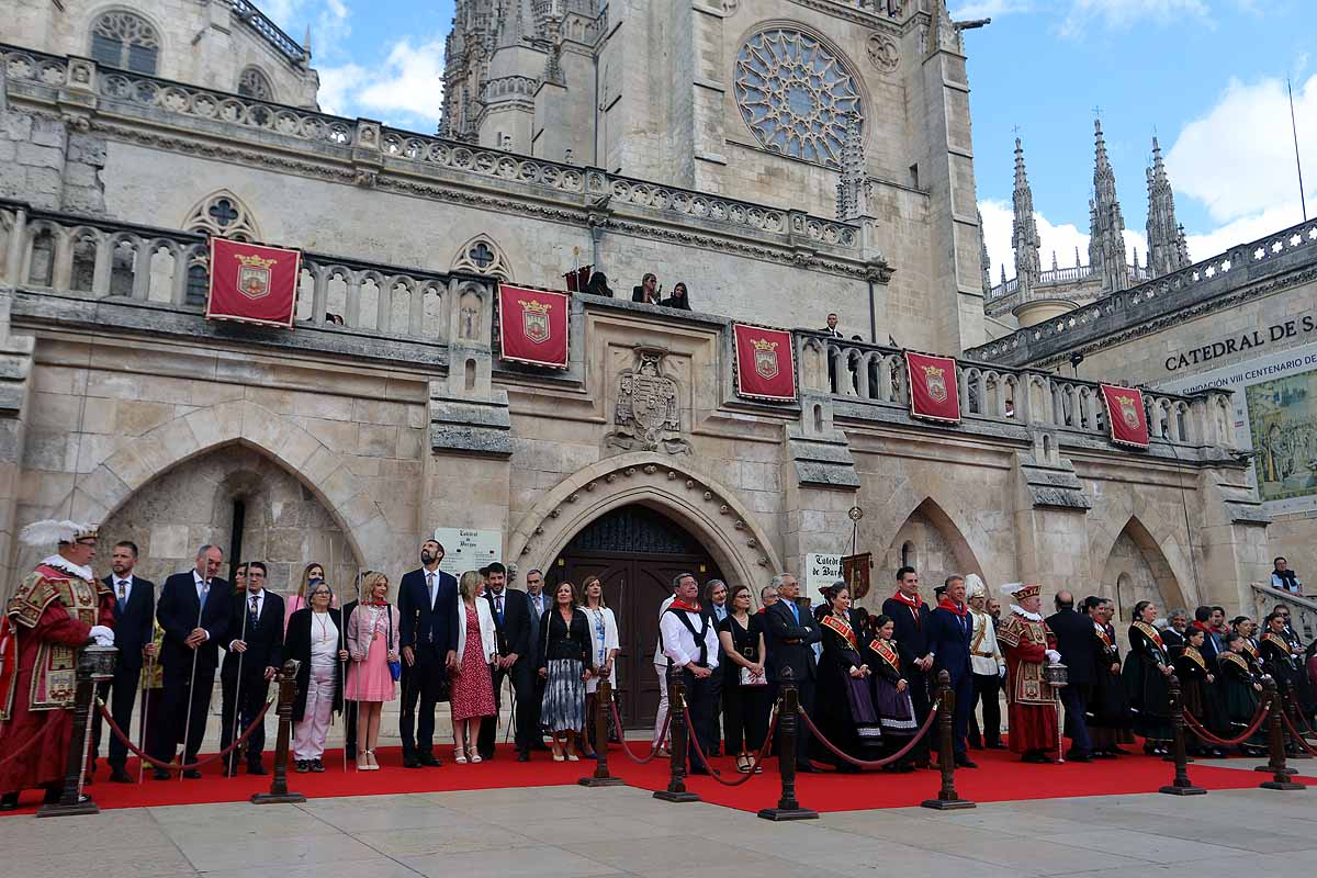 Fotos: Pregón infantil, danzantes, gigantillos y gigantones y el himno a Burgos en una mañana de tradiciones