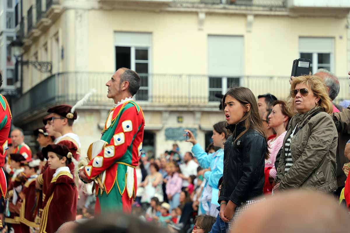 Fotos: Pregón infantil, danzantes, gigantillos y gigantones y el himno a Burgos en una mañana de tradiciones