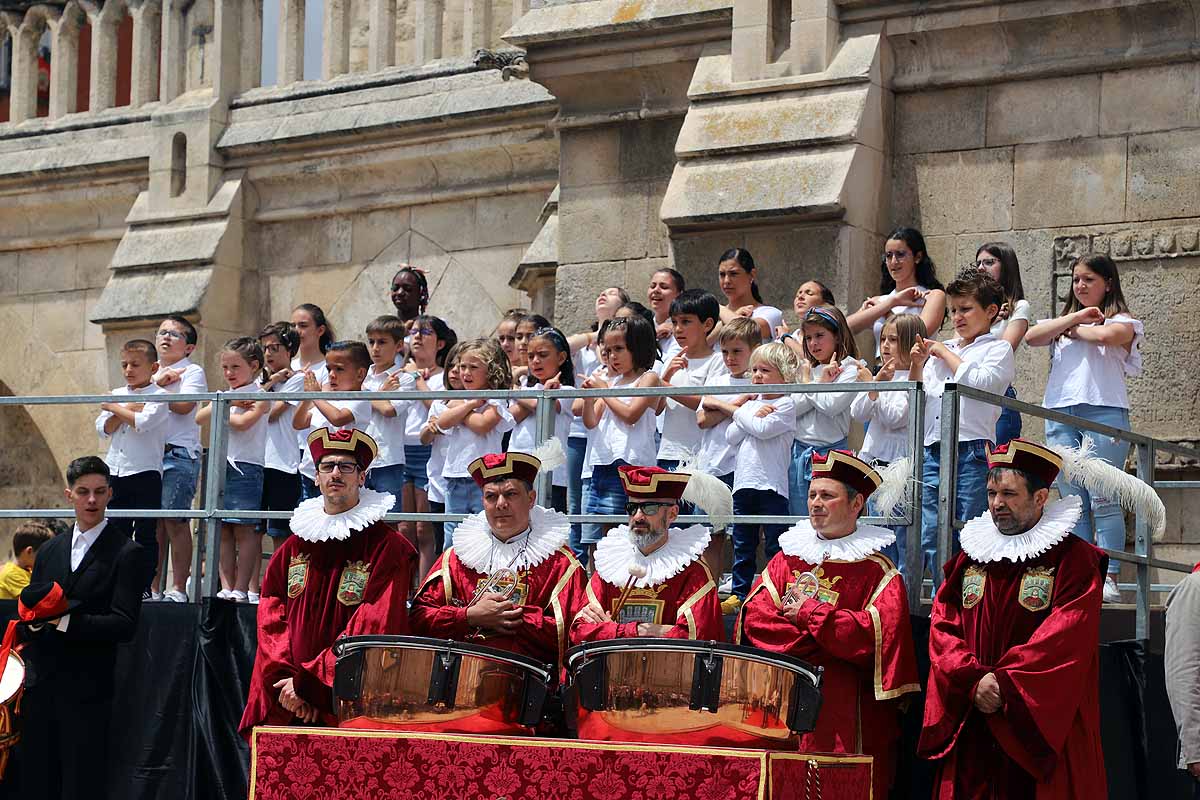 Fotos: Pregón infantil, danzantes, gigantillos y gigantones y el himno a Burgos en una mañana de tradiciones