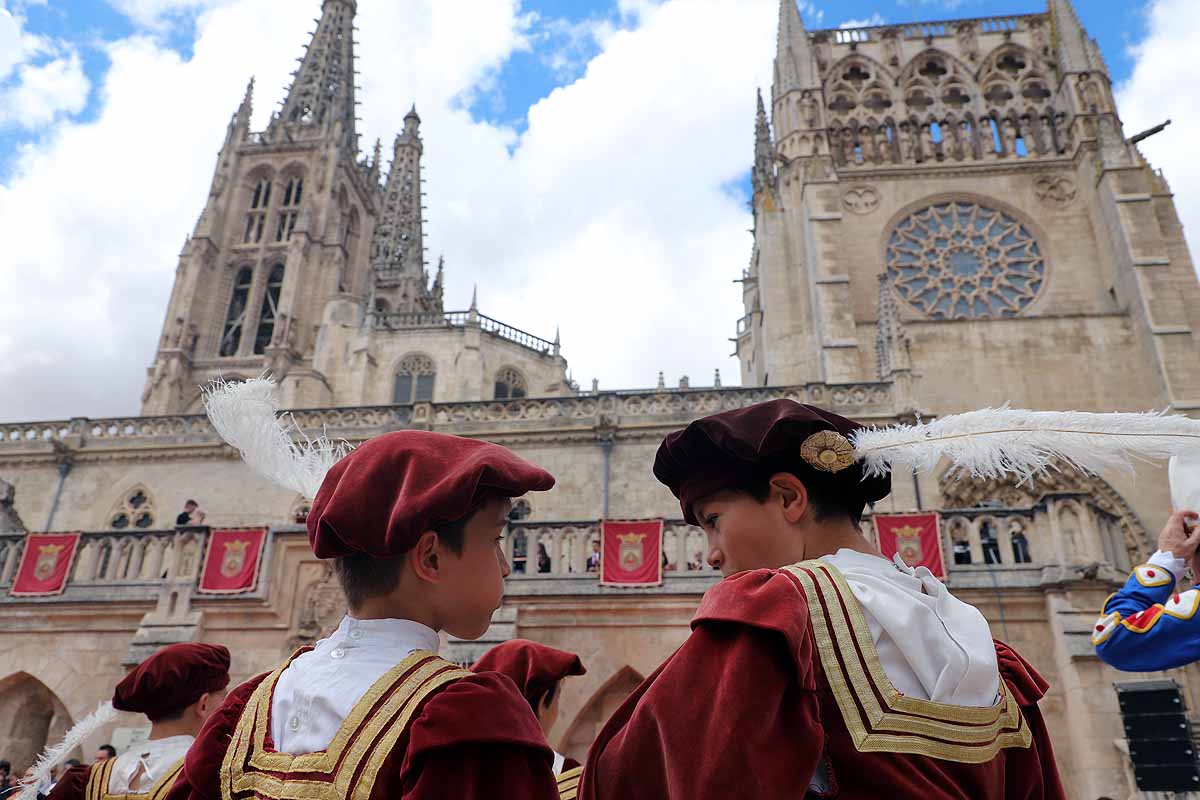 Fotos: Pregón infantil, danzantes, gigantillos y gigantones y el himno a Burgos en una mañana de tradiciones