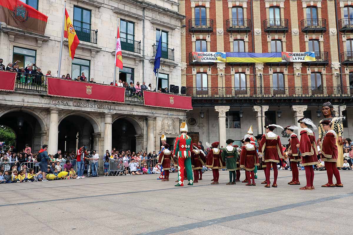 Fotos: Pregón infantil, danzantes, gigantillos y gigantones y el himno a Burgos en una mañana de tradiciones