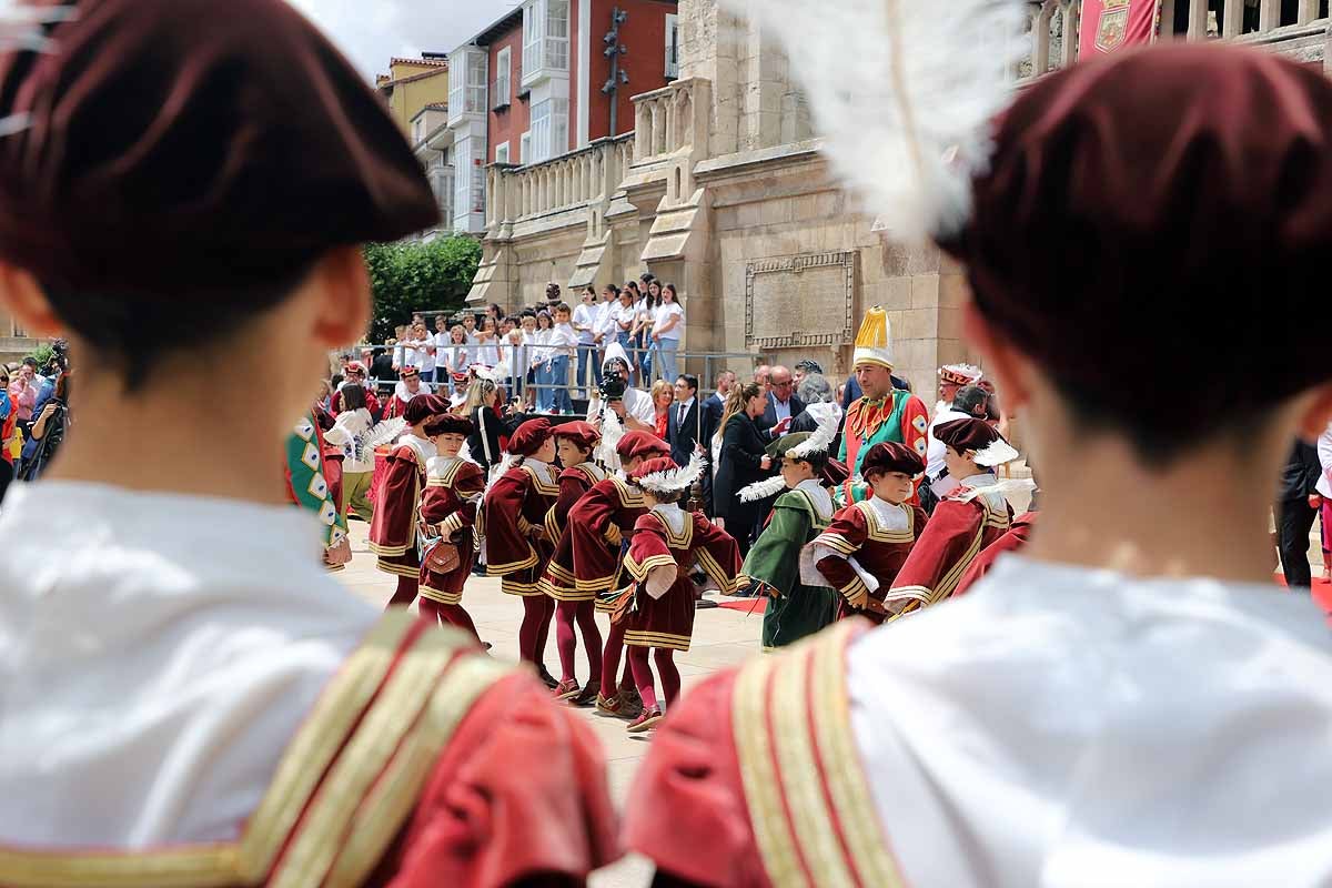 Fotos: Pregón infantil, danzantes, gigantillos y gigantones y el himno a Burgos en una mañana de tradiciones