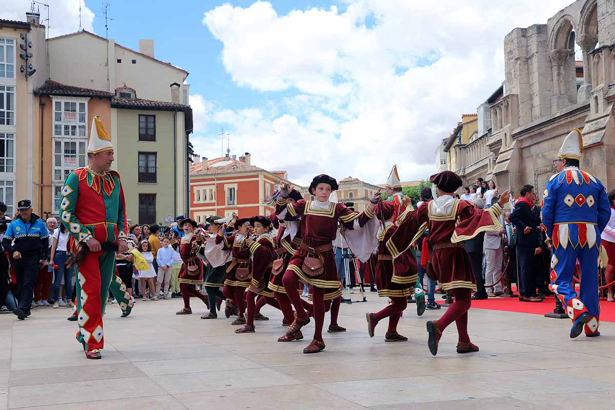 Fotos: Pregón infantil, danzantes, gigantillos y gigantones y el himno a Burgos en una mañana de tradiciones