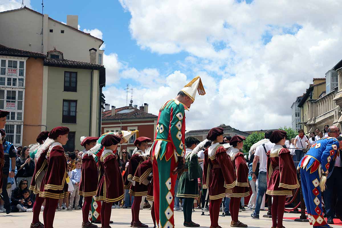 Fotos: Pregón infantil, danzantes, gigantillos y gigantones y el himno a Burgos en una mañana de tradiciones