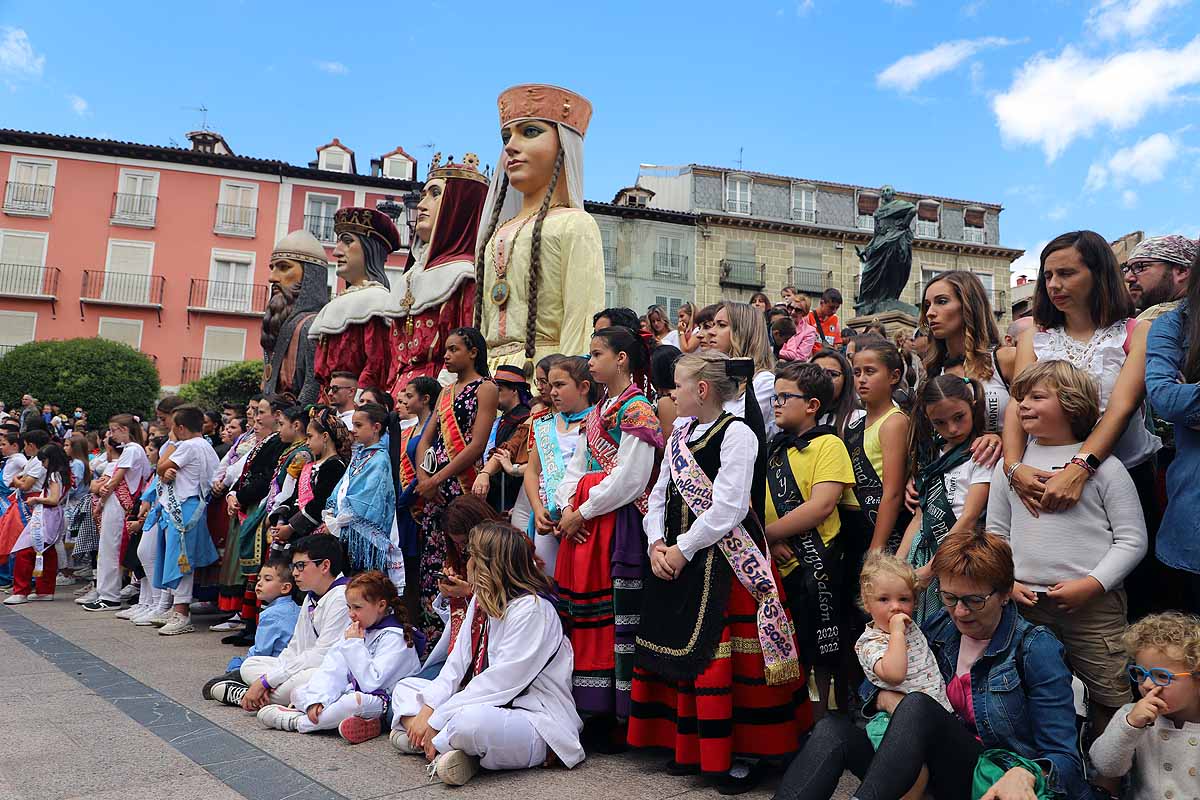 Fotos: Pregón infantil, danzantes, gigantillos y gigantones y el himno a Burgos en una mañana de tradiciones