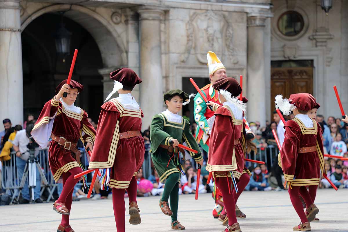 Fotos: Pregón infantil, danzantes, gigantillos y gigantones y el himno a Burgos en una mañana de tradiciones