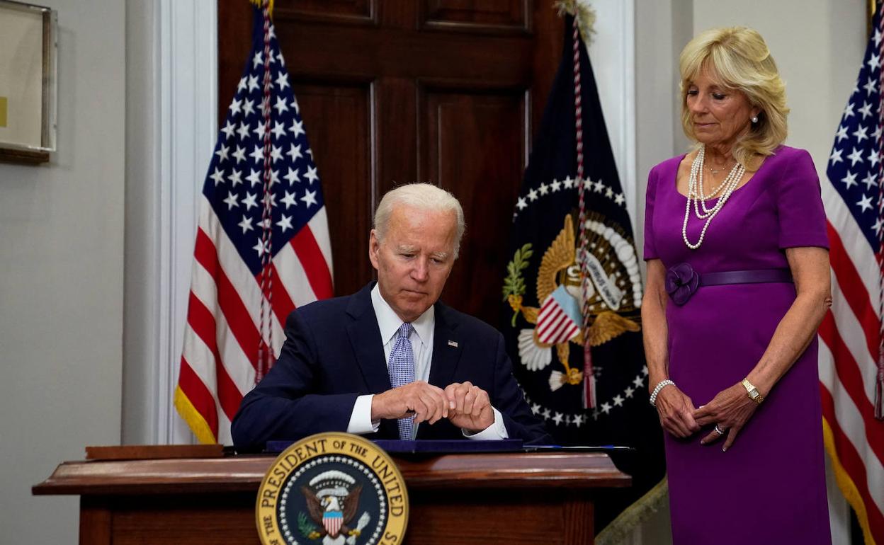 Joe Biden, este sábado en la Casa Blanca firmando la nueva ley sobre tenencia de armas en EE UU.