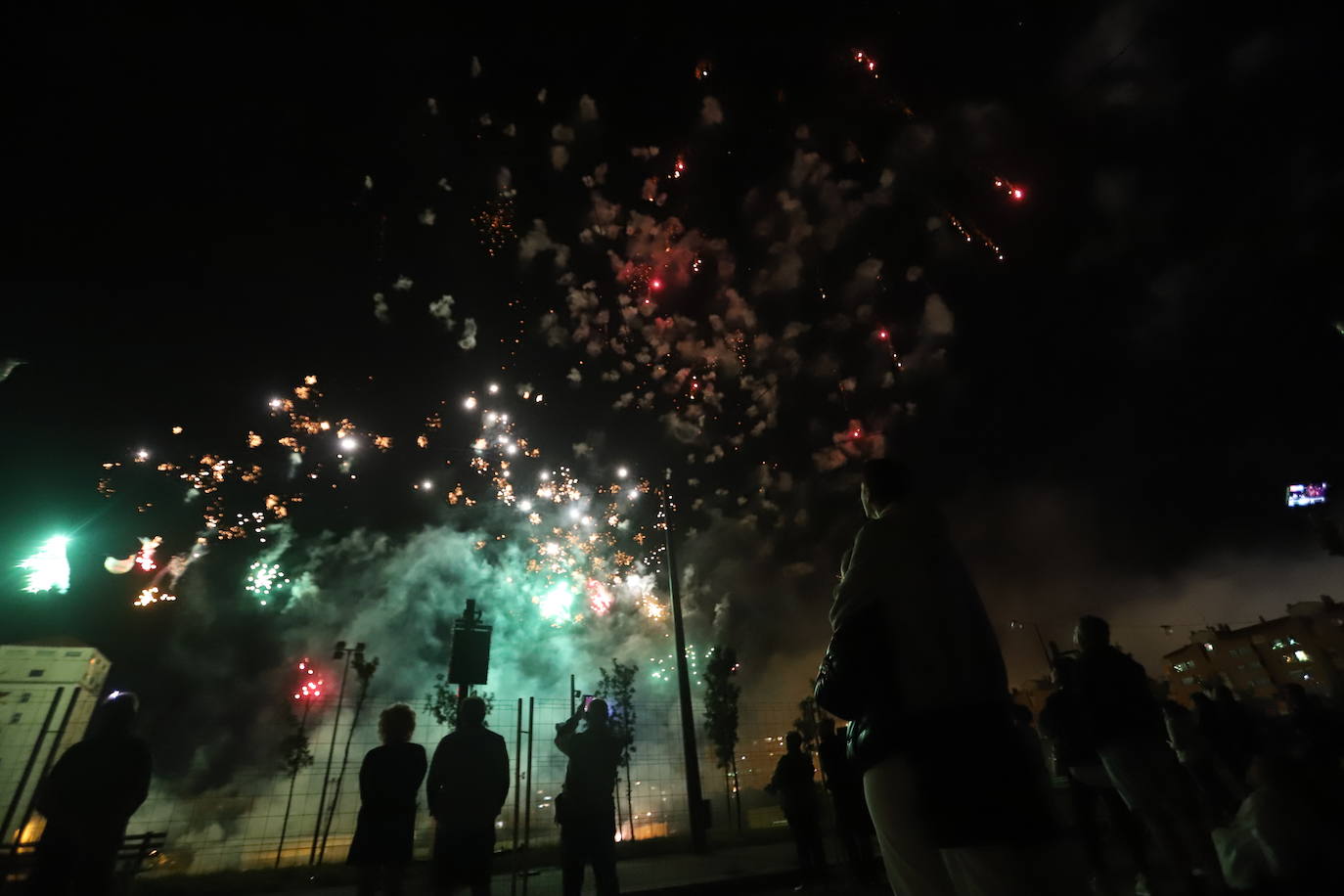 Fotos: Música, luz y color se unen en el cielo burgalés para inaugurar los Sampedros