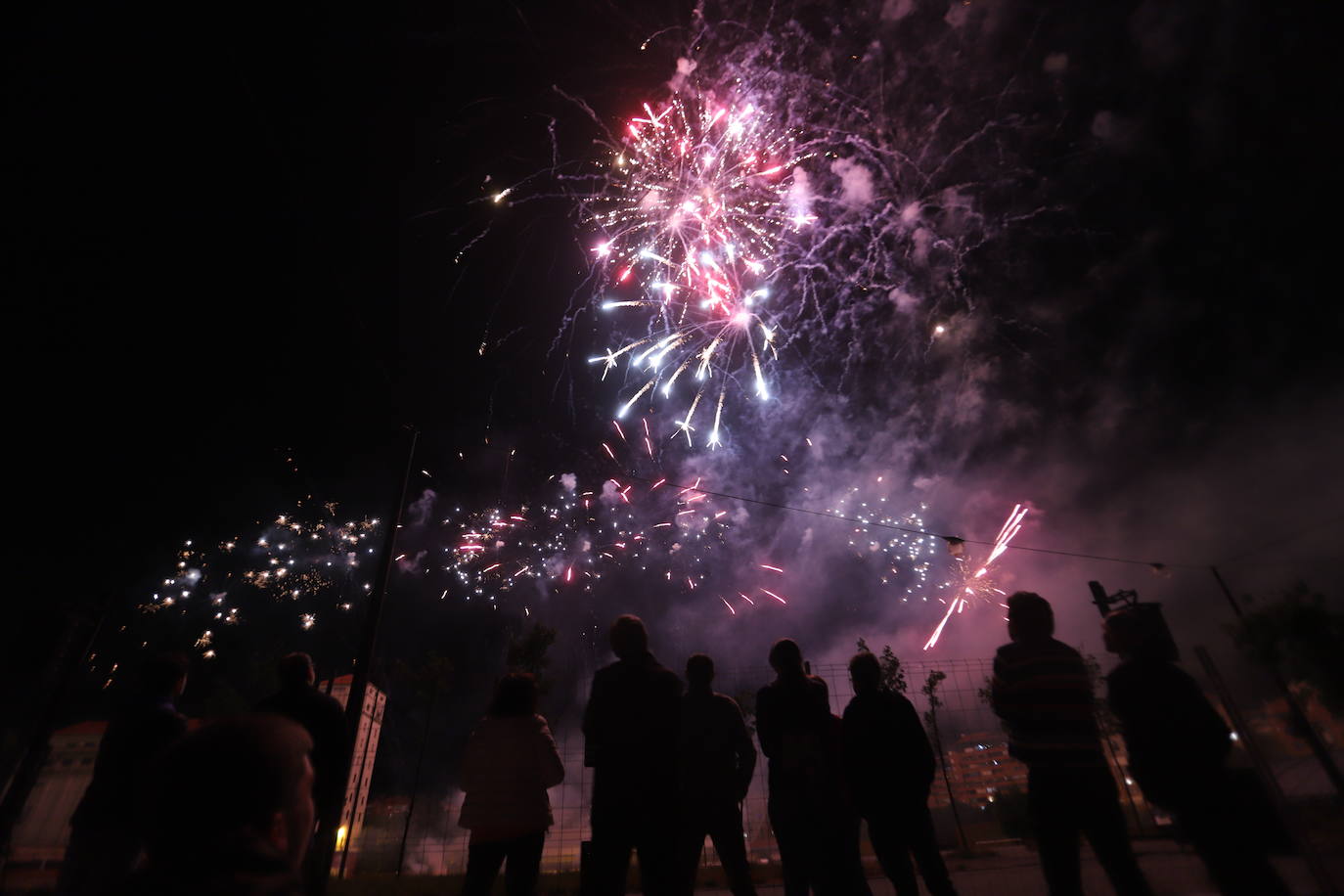 Fotos: Música, luz y color se unen en el cielo burgalés para inaugurar los Sampedros