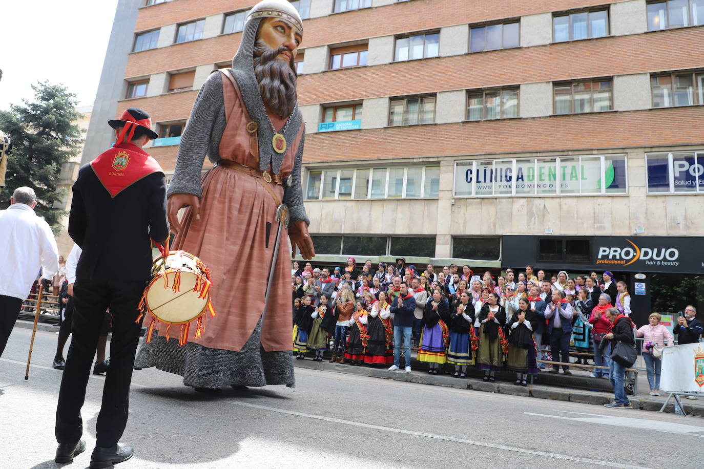 Las peñas desfilan por las calles de Burgos a ritmo de charanga, a golpe de pañuelo y escoltando a las carrozas para celebrar los Sampedros