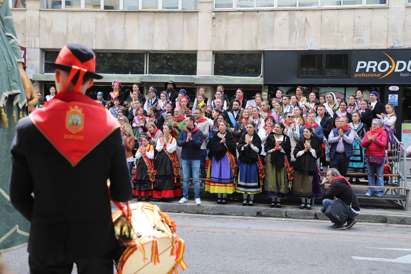 Las peñas desfilan por las calles de Burgos a ritmo de charanga, a golpe de pañuelo y escoltando a las carrozas para celebrar los Sampedros