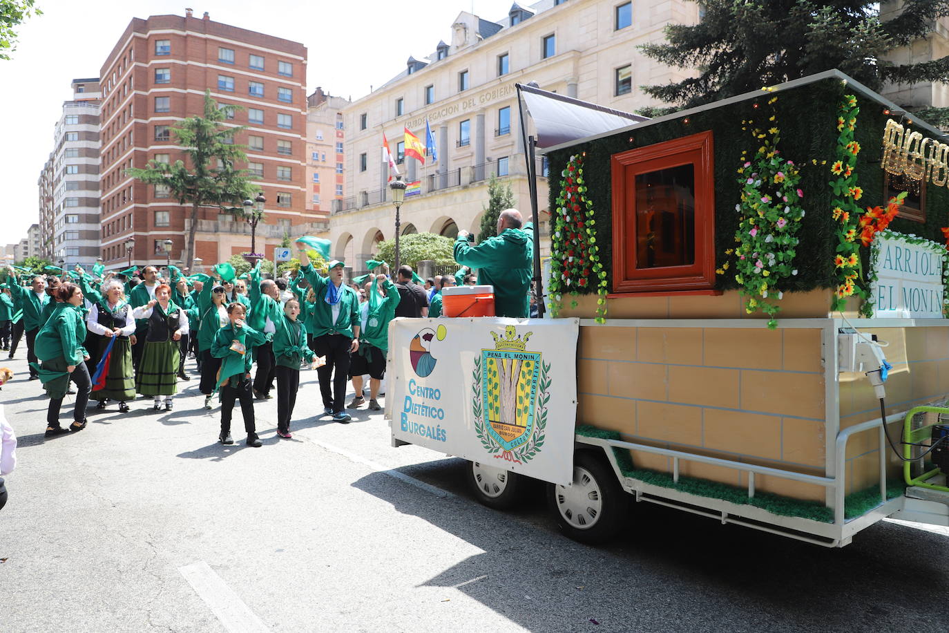 Las carrozas, escoltadas por sus peñas, han lucido de nuevo en los Sampedros por las calles de Burgos