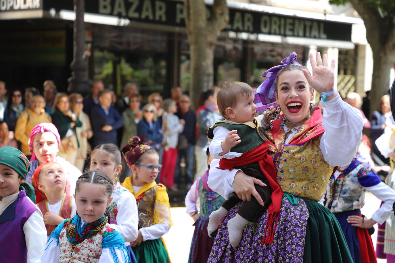 Las peñas desfilan por las calles de Burgos a ritmo de charanga, a golpe de pañuelo y escoltando a las carrozas para celebrar los Sampedros