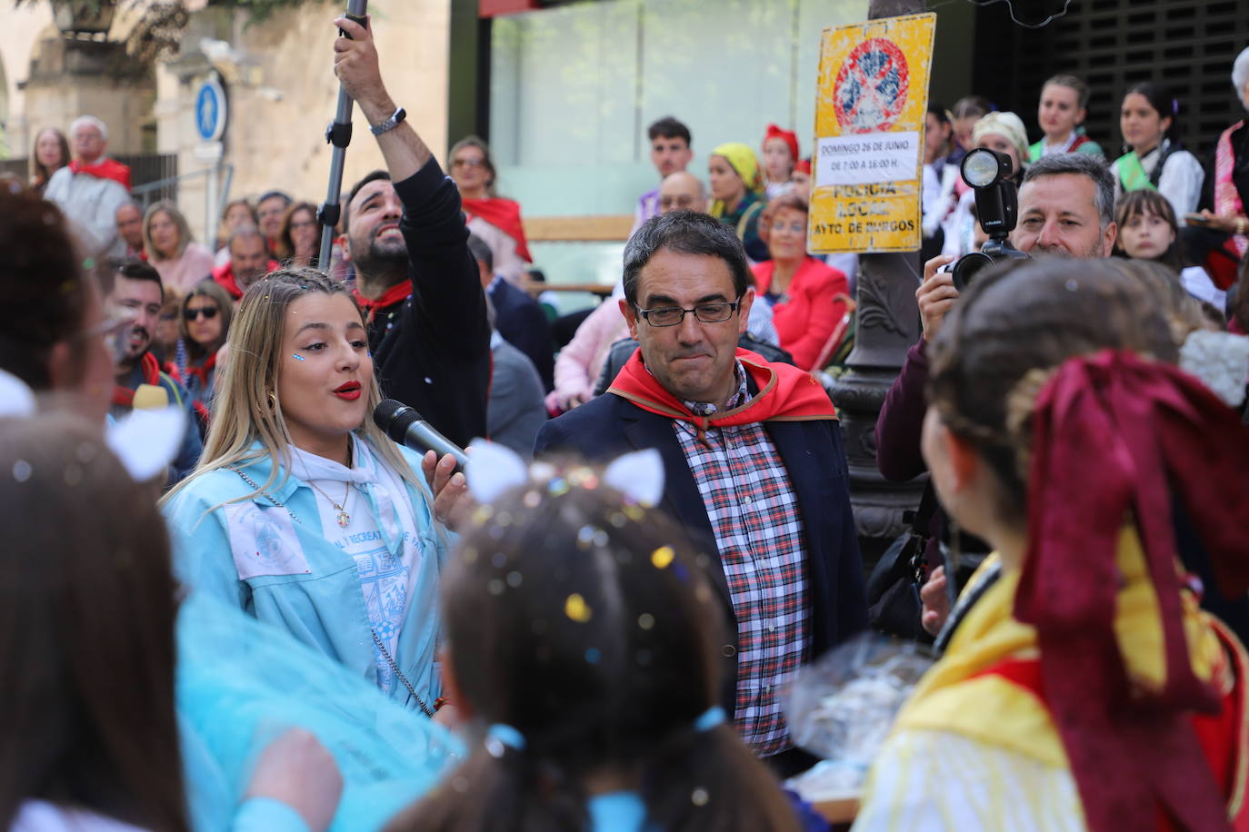 Las peñas desfilan por las calles de Burgos a ritmo de charanga, a golpe de pañuelo y escoltando a las carrozas para celebrar los Sampedros