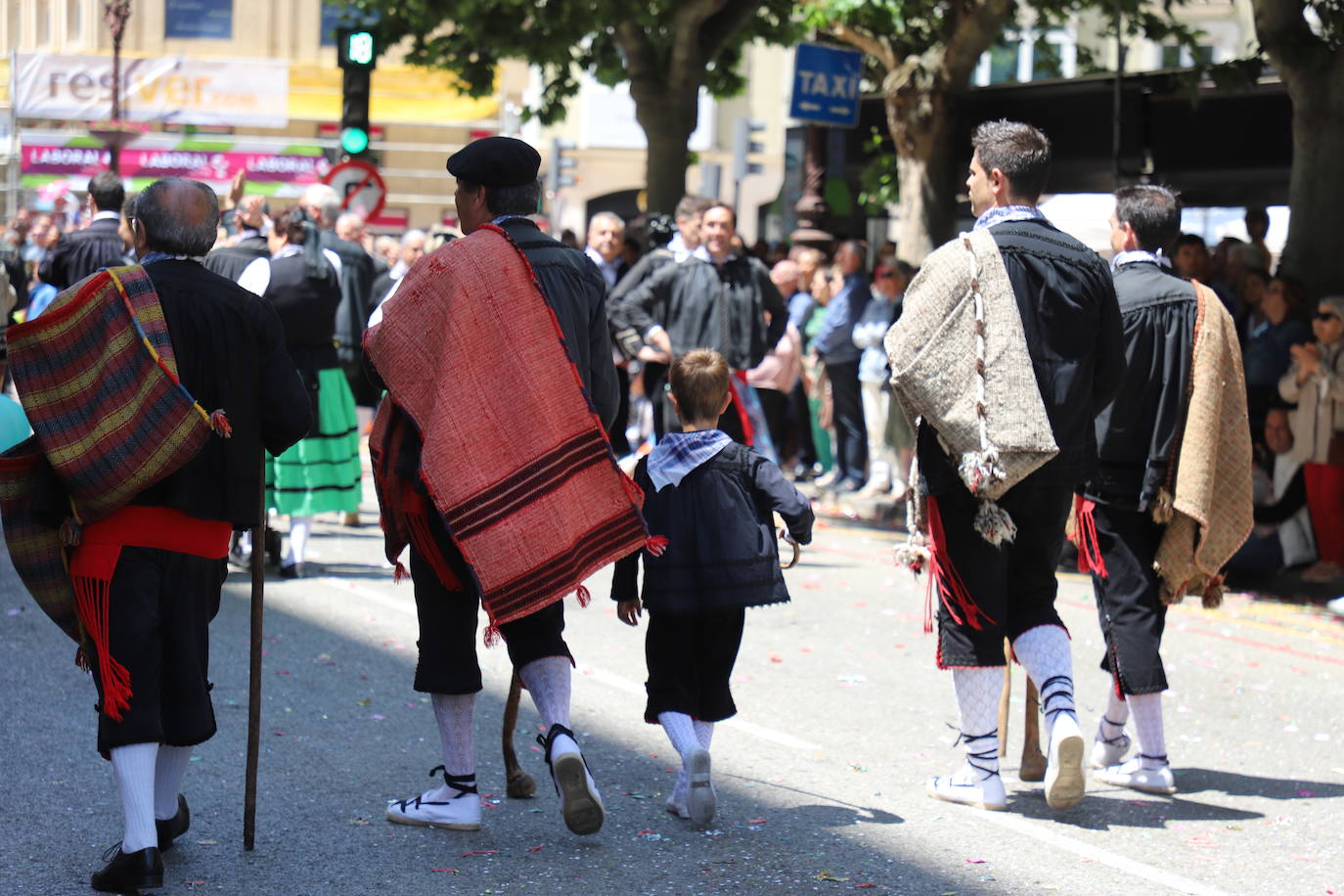 Las peñas desfilan por las calles de Burgos a ritmo de charanga, a golpe de pañuelo y escoltando a las carrozas para celebrar los Sampedros