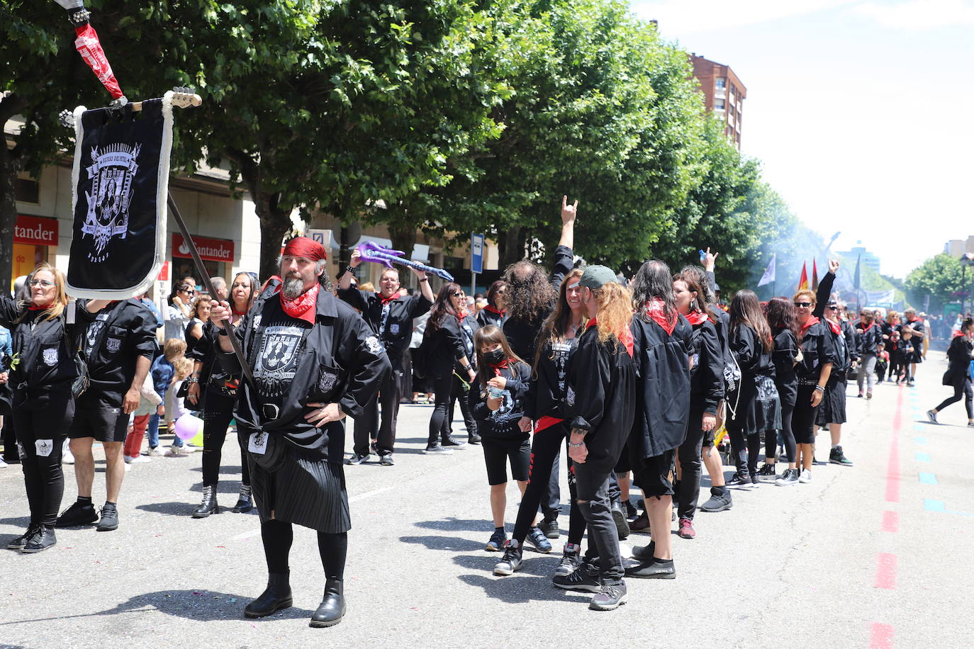 Las peñas desfilan por las calles de Burgos a ritmo de charanga, a golpe de pañuelo y escoltando a las carrozas para celebrar los Sampedros