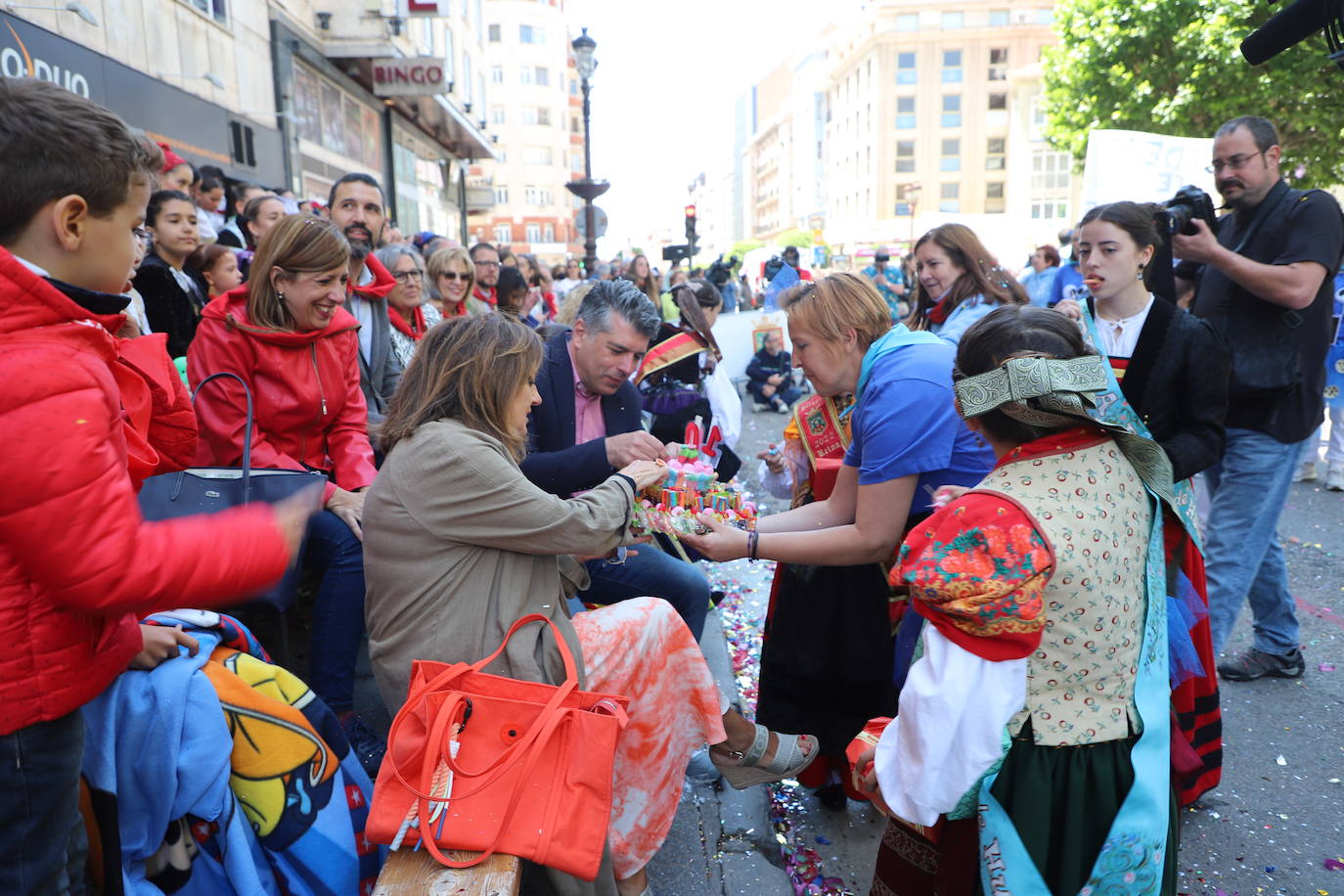 Las peñas desfilan por las calles de Burgos a ritmo de charanga, a golpe de pañuelo y escoltando a las carrozas para celebrar los Sampedros