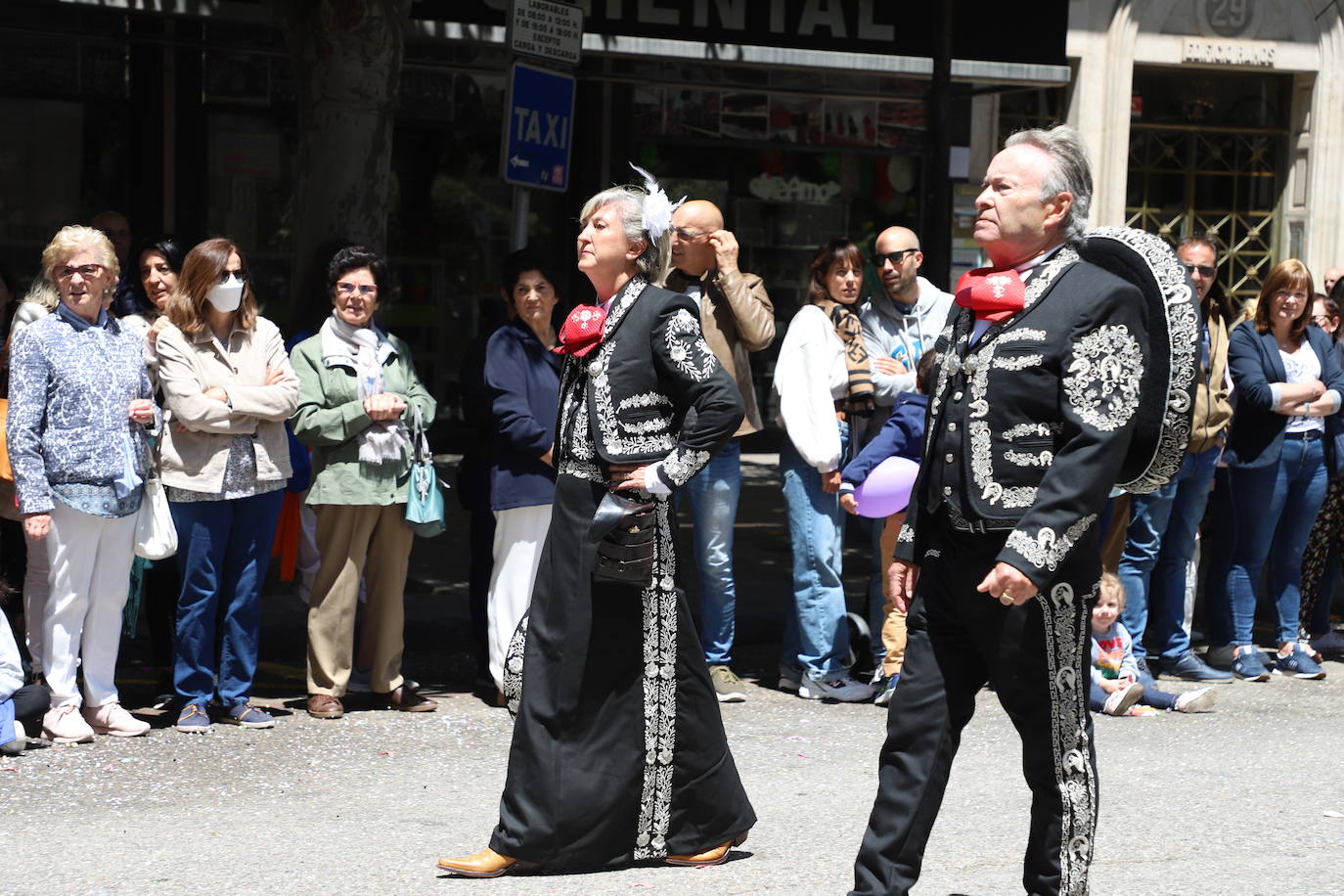 Las peñas desfilan por las calles de Burgos a ritmo de charanga, a golpe de pañuelo y escoltando a las carrozas para celebrar los Sampedros