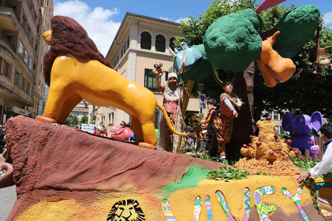 Las carrozas, escoltadas por sus peñas, han lucido de nuevo en los Sampedros por las calles de Burgos