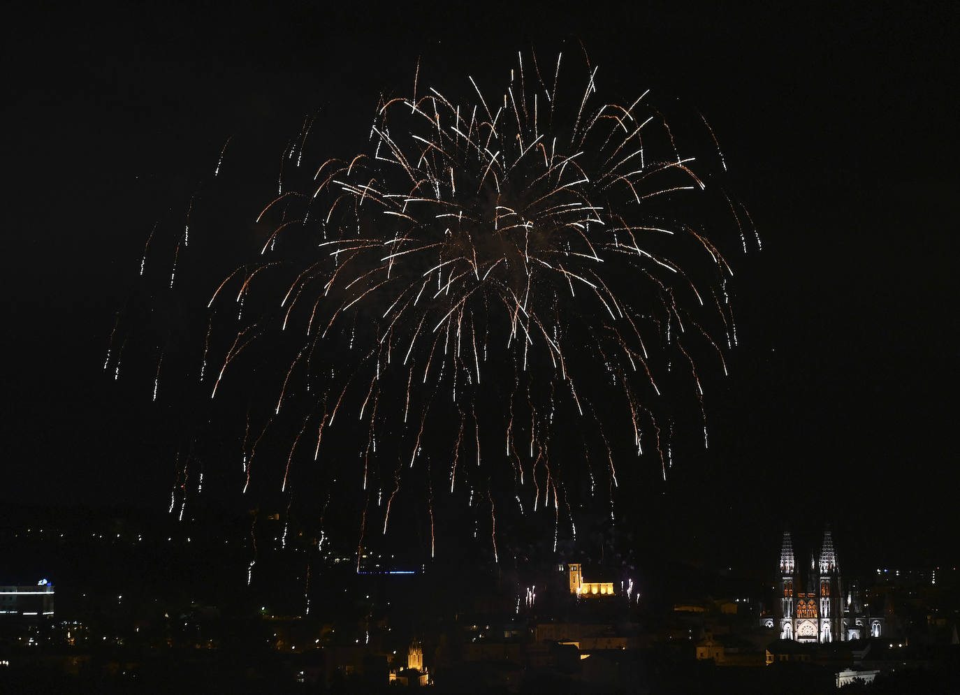 Fuegos artificiales desde el Puente de Castilla