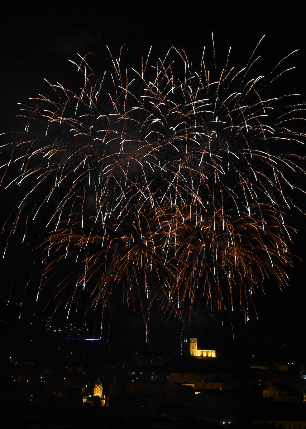 Fuegos artificiales desde el Puente de Castilla