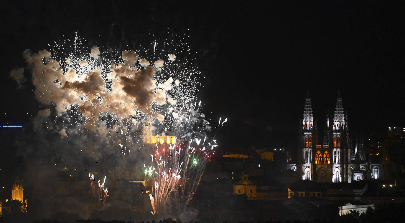 Fuegos artificiales desde el Puente de Castilla