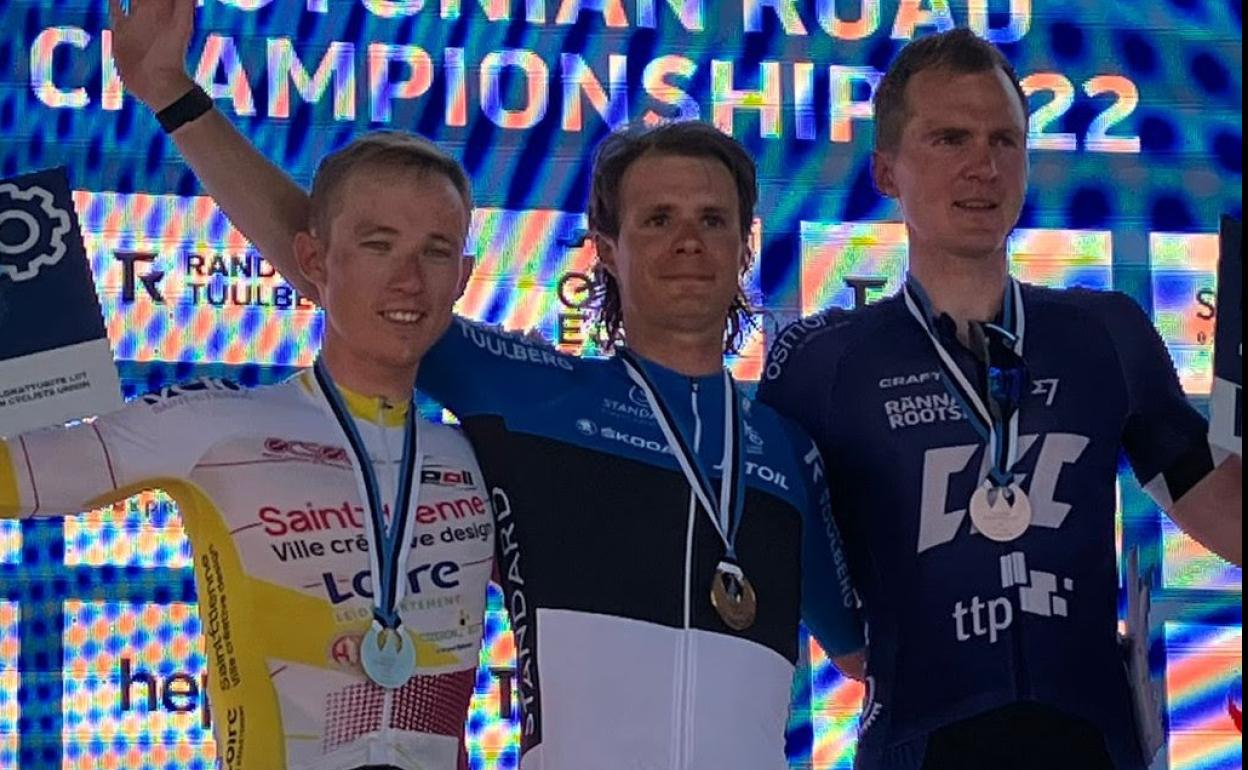 Pódium del Campeonato de Estonia con Mihkel Räim con el jersey de campeón nacional.