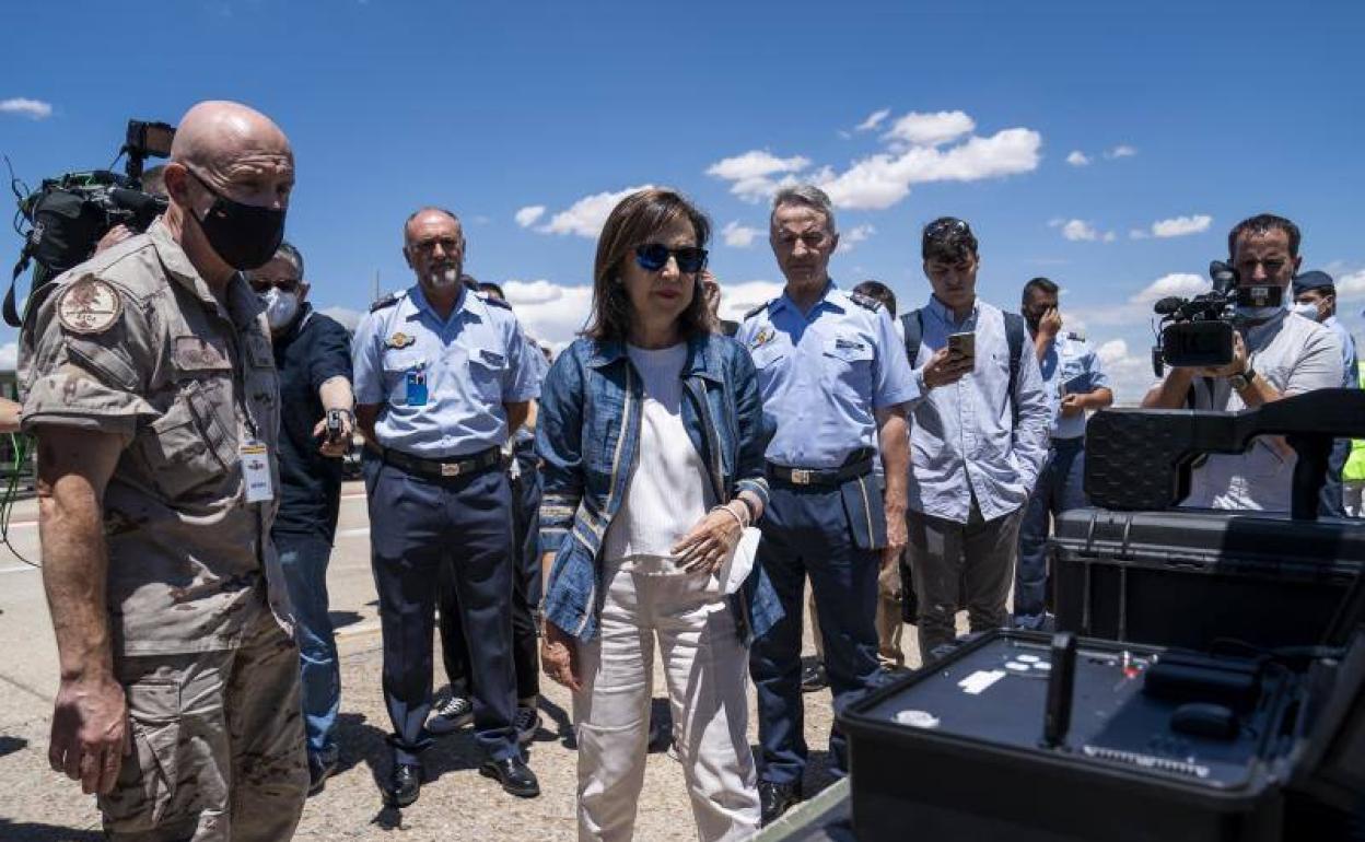 Robles visita la base aérea de Torrejón para conocer los preparativos de la Cumbre de la OTAN.