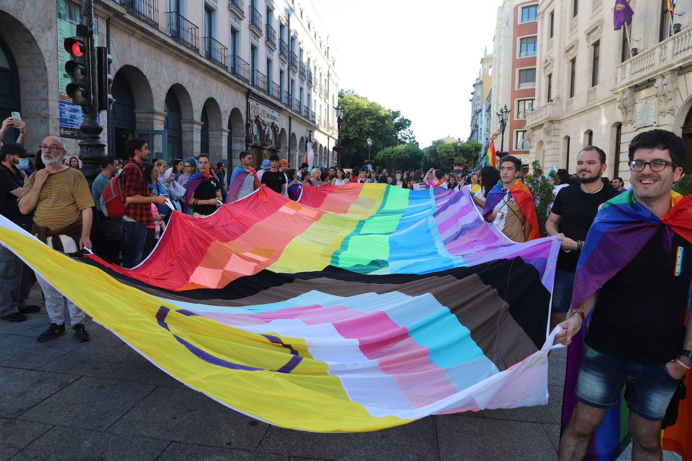 Los manifestantes lucen las banderas arcoíris para reivindicarse pro las calles de Burgos en el Día del Orgullo 2022