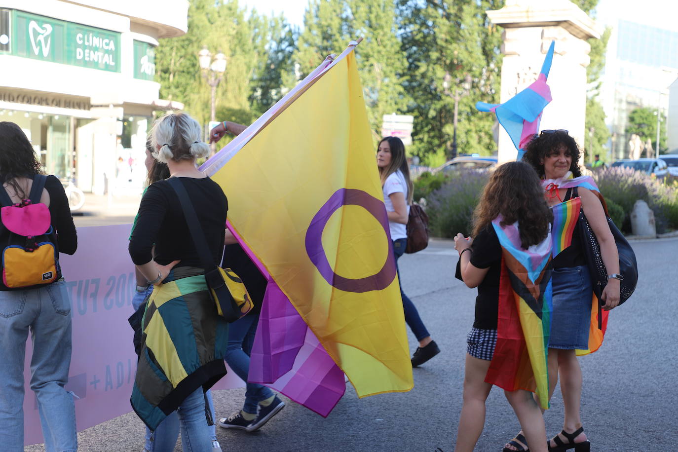 Los manifestantes lucen las banderas arcoíris para reivindicarse pro las calles de Burgos en el Día del Orgullo 2022