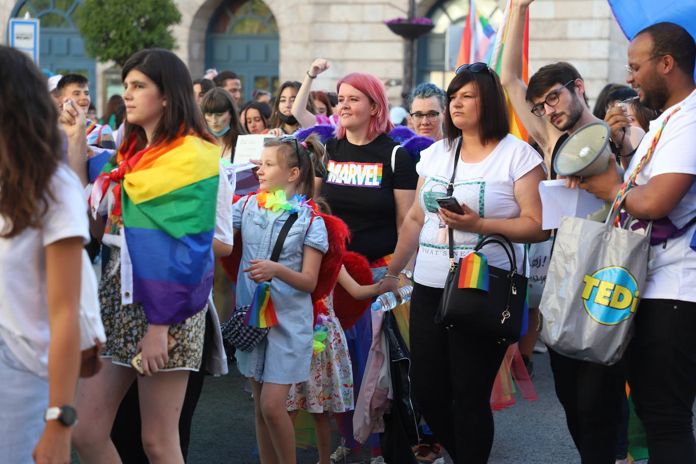 Los manifestantes lucen las banderas arcoíris para reivindicarse pro las calles de Burgos en el Día del Orgullo 2022