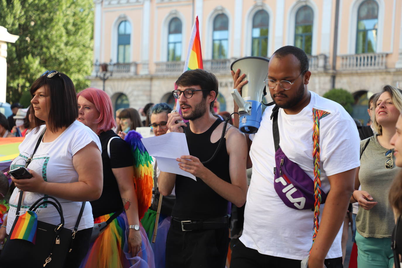 Los manifestantes lucen las banderas arcoíris para reivindicarse pro las calles de Burgos en el Día del Orgullo 2022