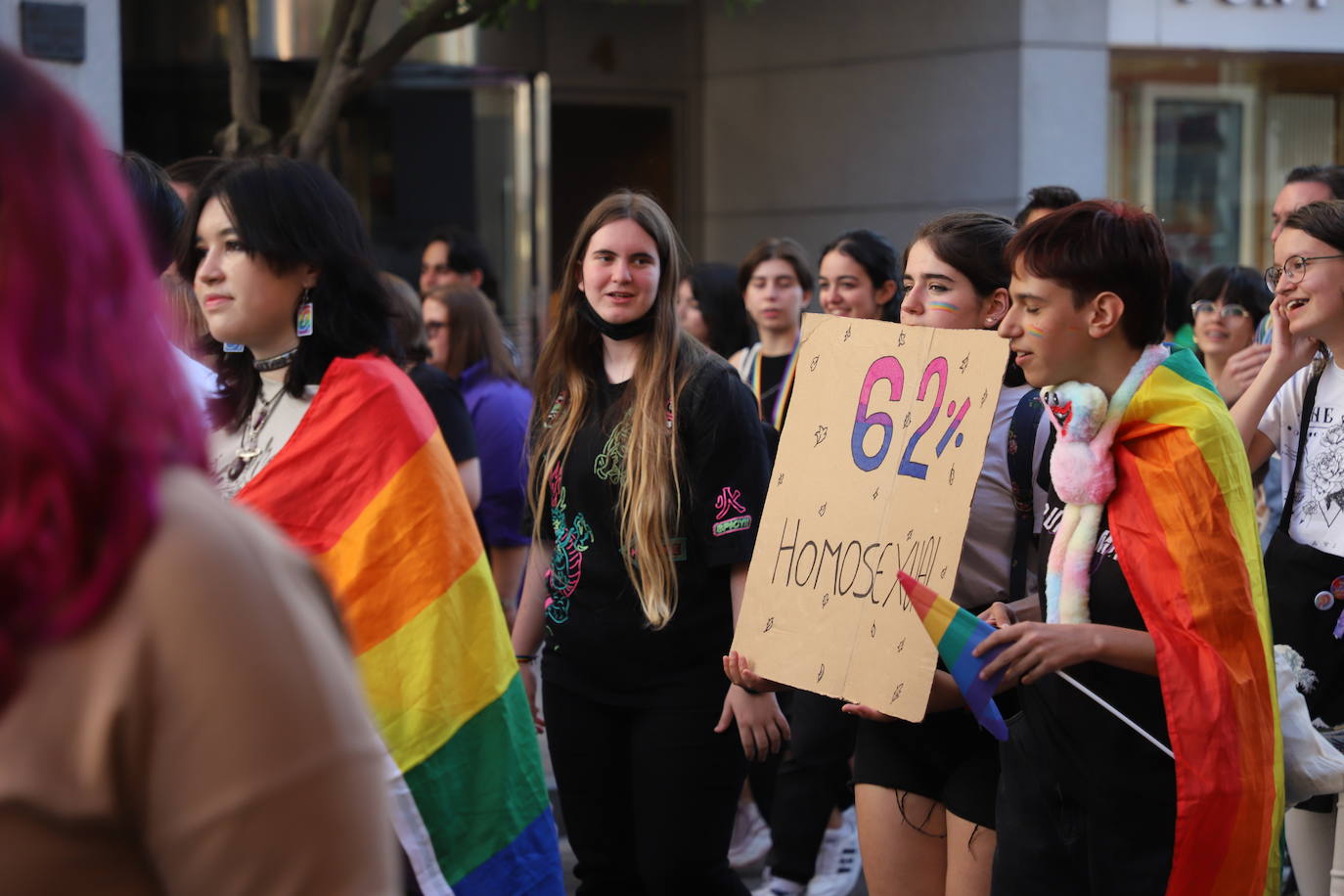 Los manifestantes lucen las banderas arcoíris para reivindicarse pro las calles de Burgos en el Día del Orgullo 2022