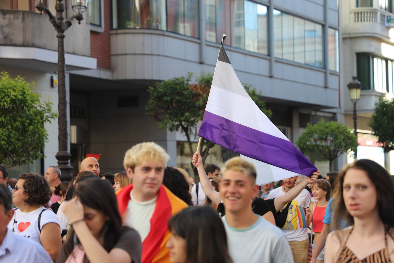 Los manifestantes lucen las banderas arcoíris para reivindicarse pro las calles de Burgos en el Día del Orgullo 2022