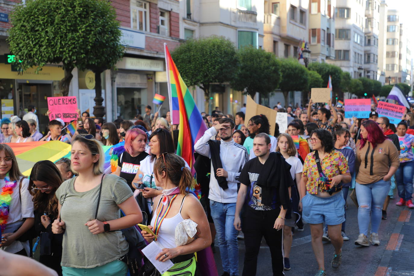 Los manifestantes lucen las banderas arcoíris para reivindicarse pro las calles de Burgos en el Día del Orgullo 2022