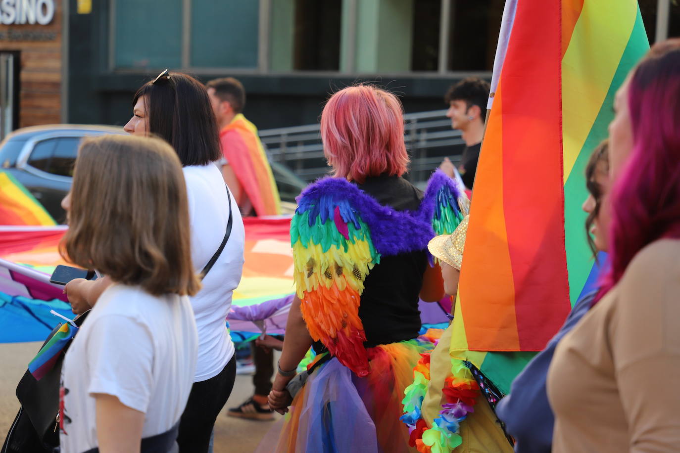 Los manifestantes lucen las banderas arcoíris para reivindicarse pro las calles de Burgos en el Día del Orgullo 2022