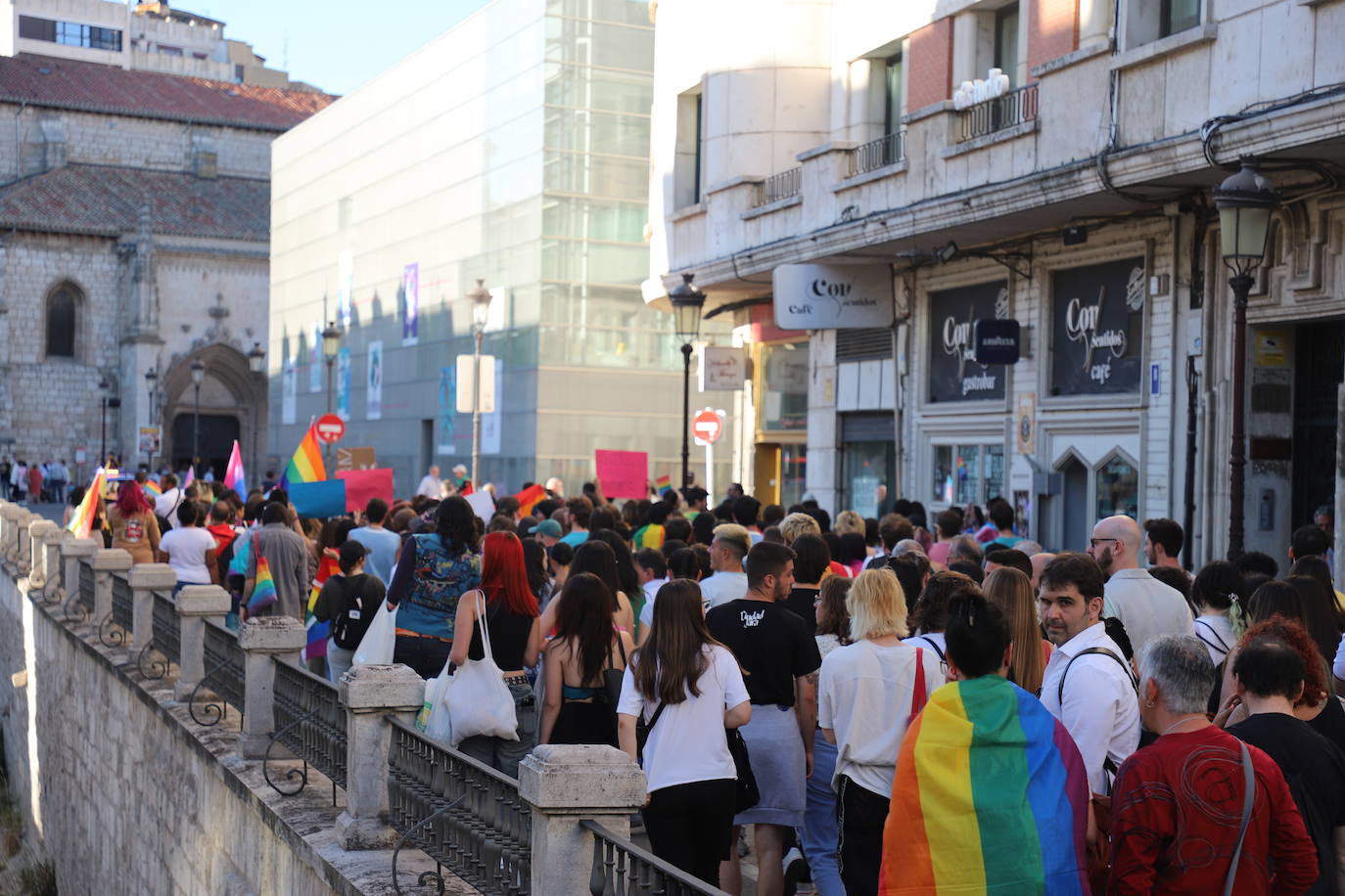 Los manifestantes lucen las banderas arcoíris para reivindicarse pro las calles de Burgos en el Día del Orgullo 2022