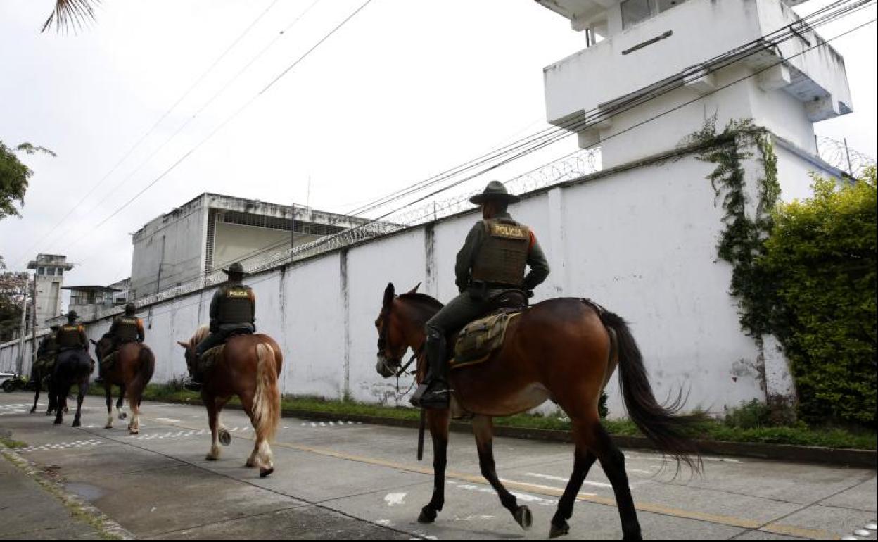 Un grupo de policías patrulla alrededor del pabellón tras el motín 