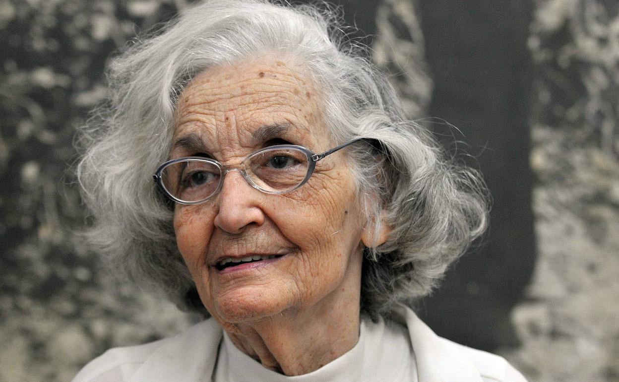 Fina García-Marruz, en su casa de la Habana tras recibir el Premio Reina Sofía de Poesía. 