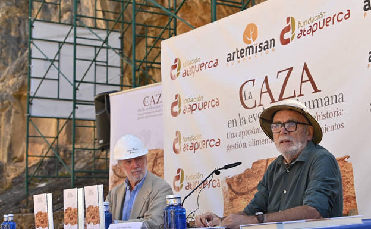 José Luis López-Schümmer, presidente de la Fundación Artemisan y Eudald Carbonell, editor del libro, codirector del Proyecto Atapuerca y vicepresidente de la Fundación Atapuerca, durante la presentación del libro. 