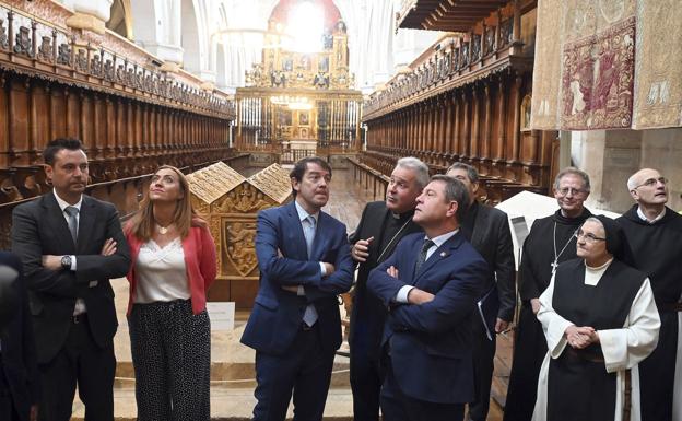 El presidente de la Junta, con otras autoridades en la visita del lunes por la mañana a la Catedral de Burgos. 