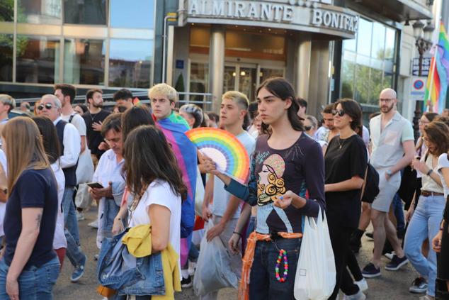 Los manifestantes lucen las banderas arcoíris para reivindicarse pro las calles de Burgos en el Día del Orgullo 2022