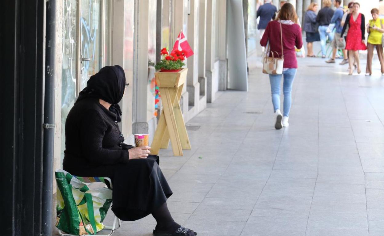 Una mujer pide ayuda en los soportales de Fuente Dorada.