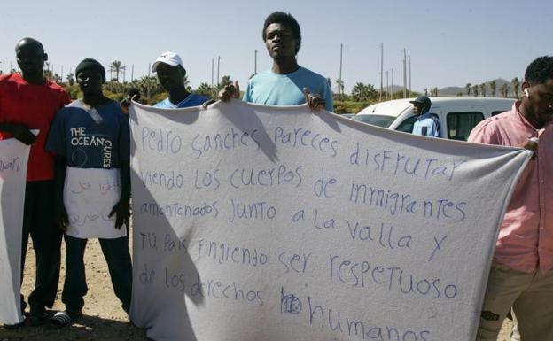 Alrededor de medio centenar de residentes del Centro de Estancia Temporal de Inmigrantes de Melilla se concentraron el pasado lunes para exigir una investigación. 