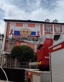 Imagen secundaria 2 - Retirada una gran bandera rusa con la cinta de San Jorge de la plaza Mayor de Burgos