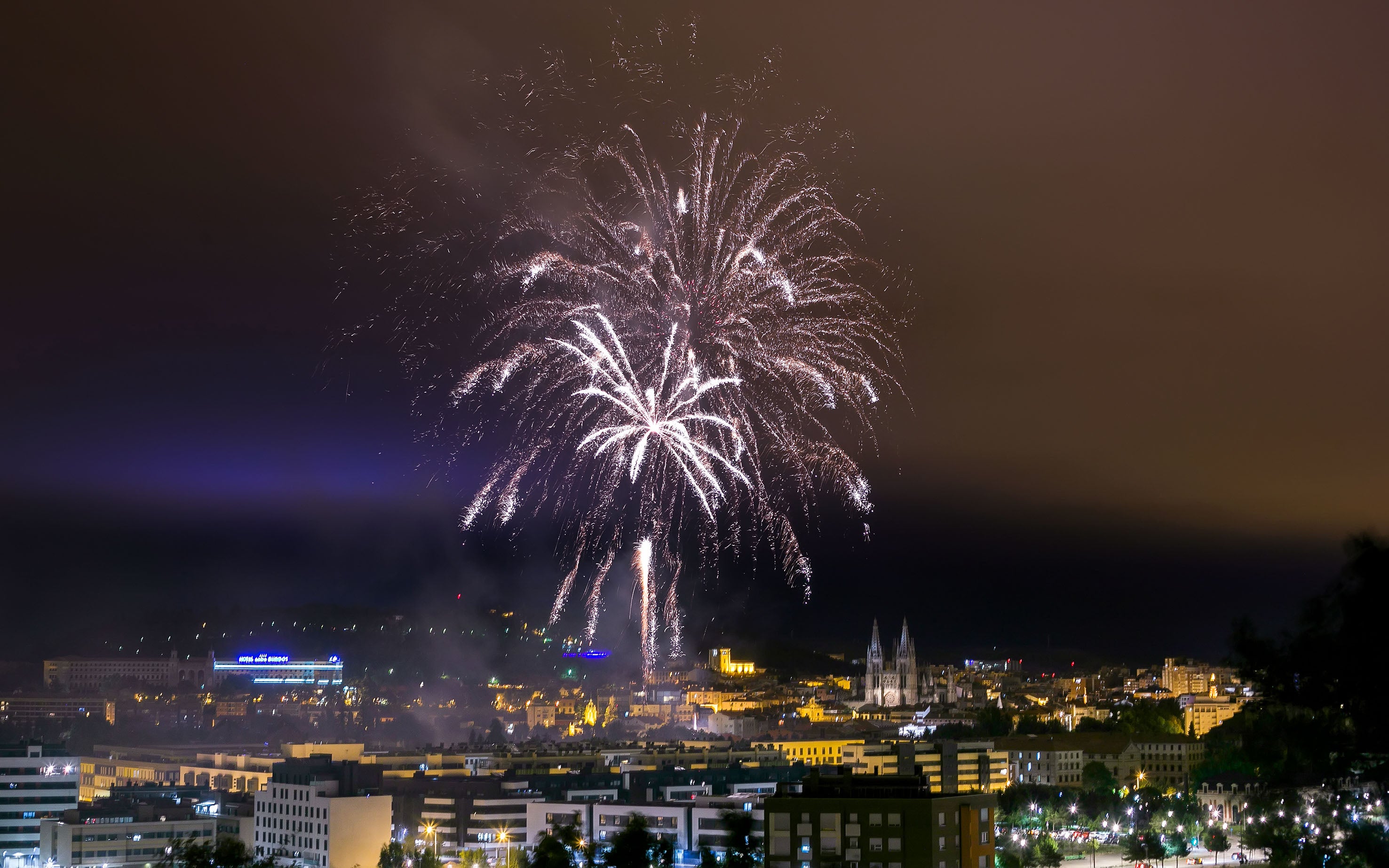 Fotos: Los fuegos iluman Burgos en su día grande