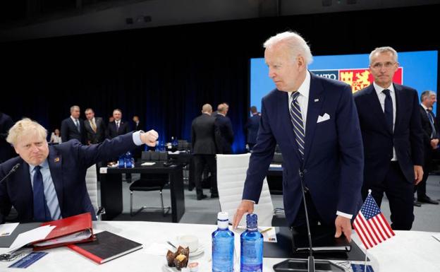 El primer ministro británico, Boris Johnson, saluda al presidente estadounidense, Joe Biden. 