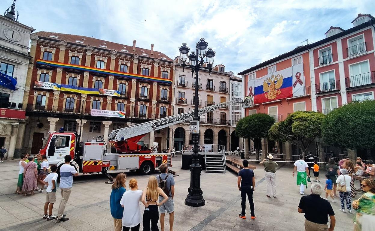 La retirada de la bandera congregó a muchos curiosos.