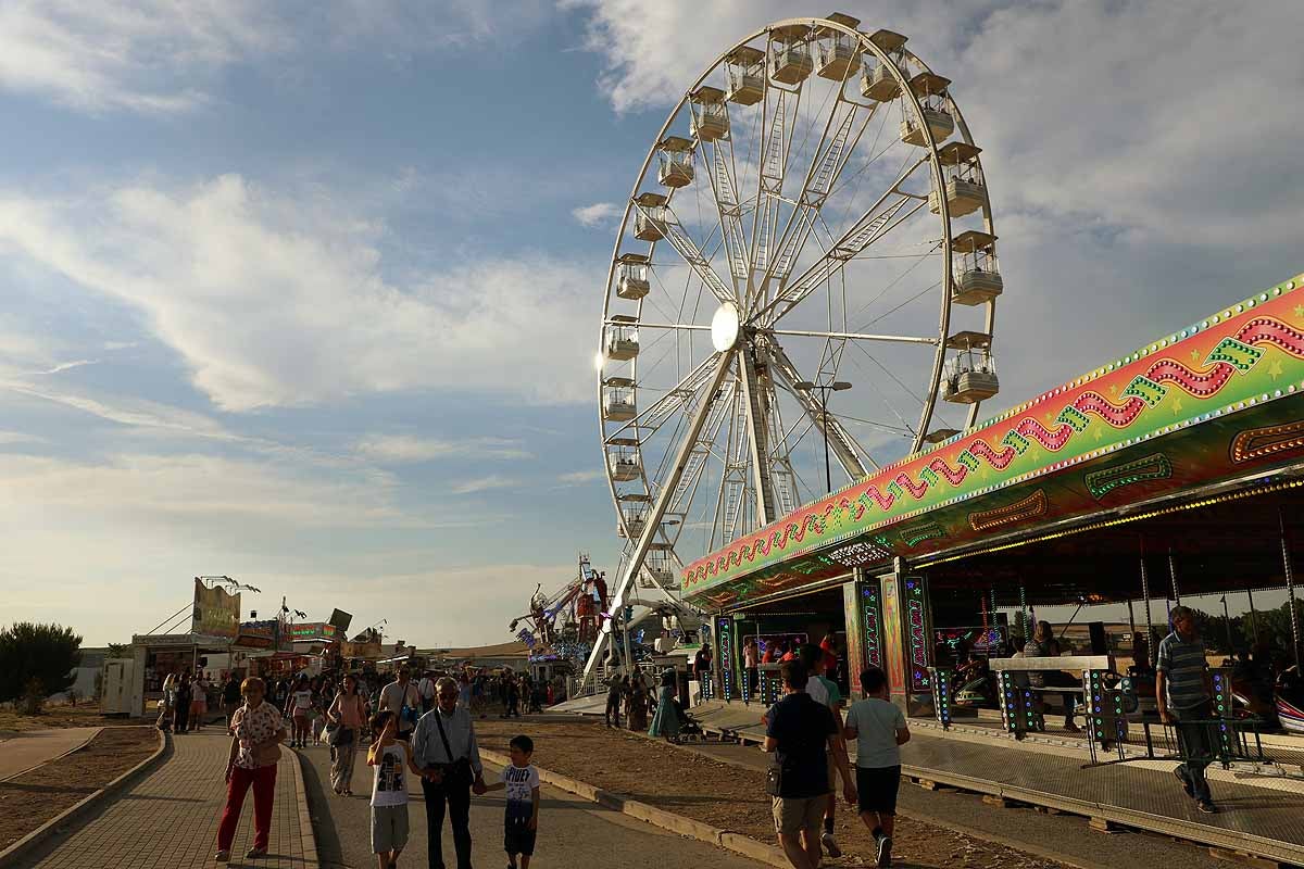 Fotos: Los feriantes aseguran que han sido unos Sampedros «más flojos» por la lejanía de las barracas